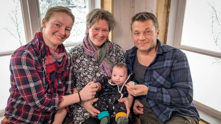 Riksspelman Daniel Wikslund ville bli pappa igen, men var inte villig att kompromissa med sin livsstil som turnerande artist. Lösningen blev en fråga till det gifta paret Johanna Henrich och Katharina Koch Hartke om du ville bli mammor till hans hans barn. Mindre än ett år senare är sonen Mikko född.