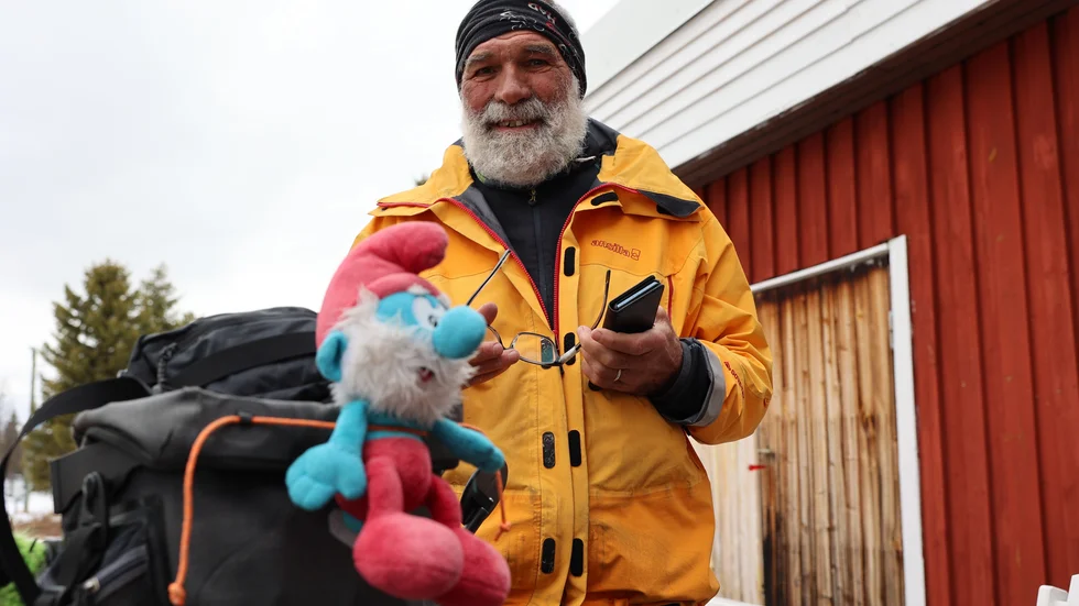 Phil Comte har nu cyklat över 400 mil och fått sällskap av en smurf.