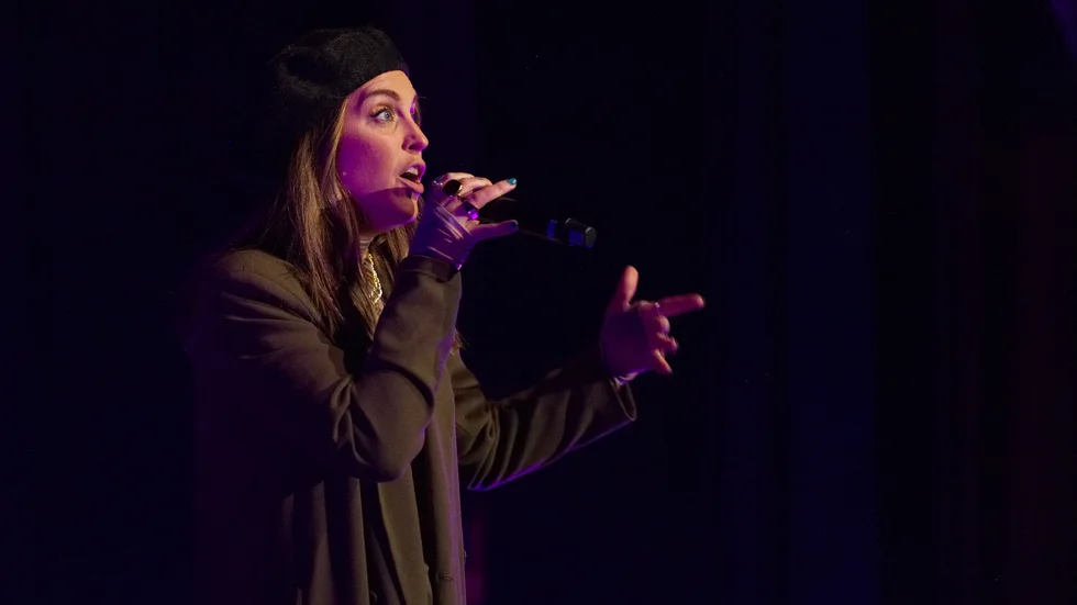 Syster Sol, eller Isabel Sandblom som hon egentligen heter, är en stor artist inom den svenska reggaen. Hon har bland annat varit med och startat organisationen Fatta, och beskrev det som hedrande att vara på plats på ”Vårtid”. 