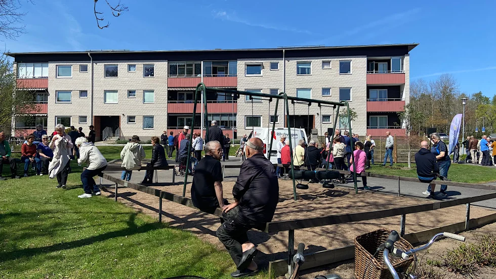 Här ser vi en bild från invigningen av solcellsansläggningen i bostadsrättsföreningen Opalen i Vilbergen i Norrköping 2022. Det är en ganska stor anläggning. Men sett till helheten ligger Norrköping sist i länet när det gäller solenergi.