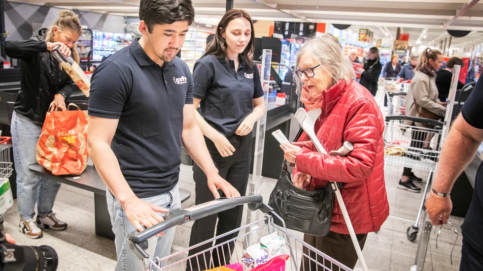 Det var ingen vanlig pensionärstisdag på Ica Maxi igår. Eva Olofssons besök i butiken avslutades med stor glädje men samtidigt stor förvåning, efter att Gutegymnasiets elever Ƶia Karimi och Tuva Thurgren erbjudit sig att både betala och packa i hennes varor på Ica Maxi i Visby.