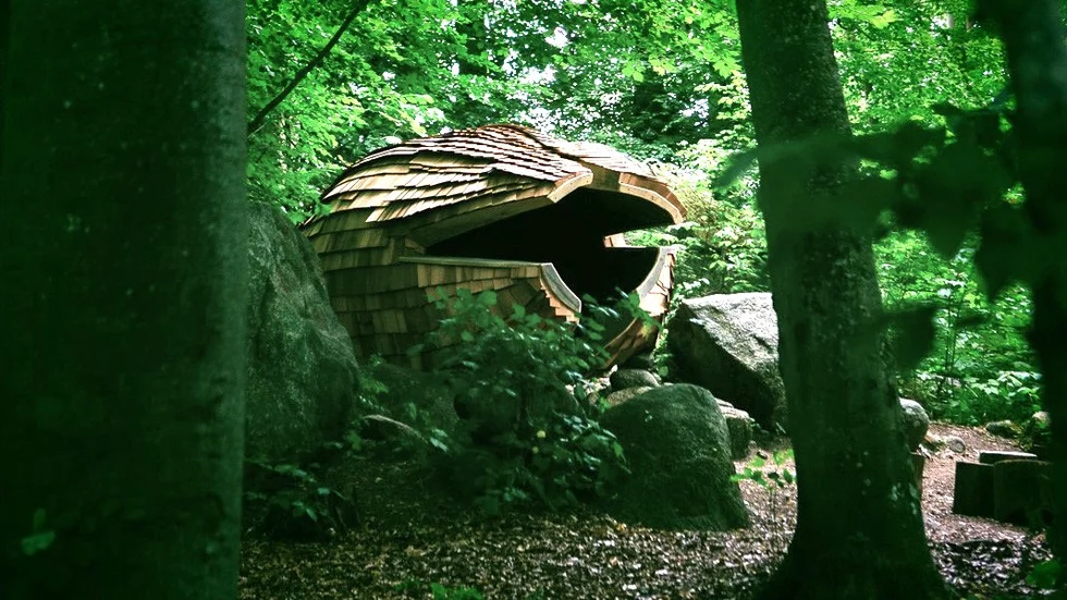 "Pod" – ett av förra årets byggen i Österslöv i nordöstra Skåne. Ett jättelikt bokollon i skogen öppnar sig för den trötte vandraren.