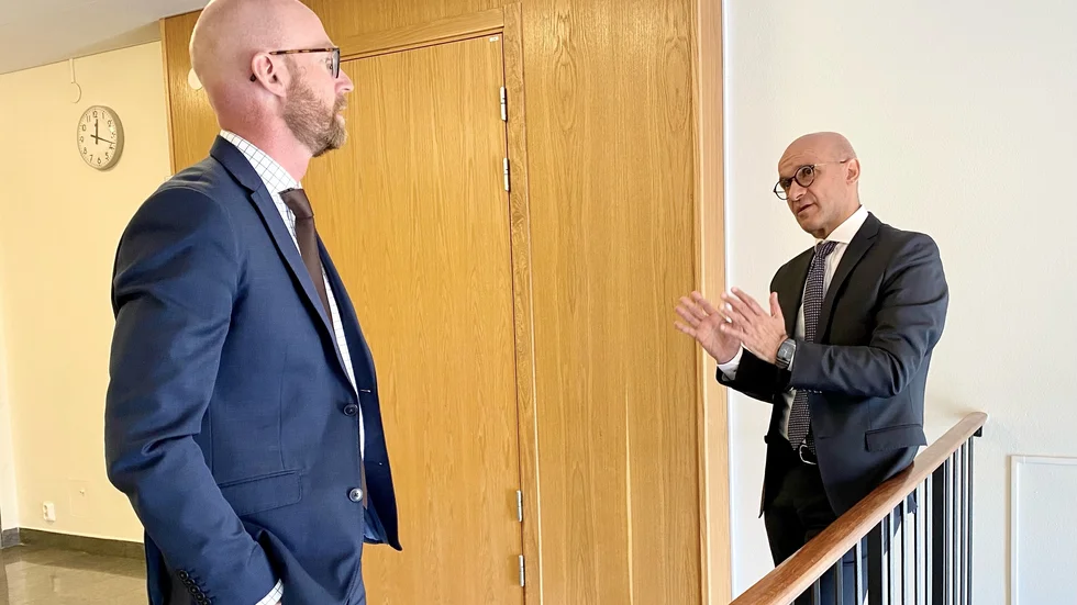 Åklagare Niklas Jeppsson och advokat Abdel-Hay Alami hade skilda uppfattningar i häktningsrågan – och tingsrätten gick på åklagarens linje. Därför är den åtalade kvinnan från Boliden nu häktad i sin utevaro.