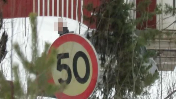 Sonen såg nervös ut när postbilen kom till hans pappas adress, enligt polisen och tullen som spanade på honom.