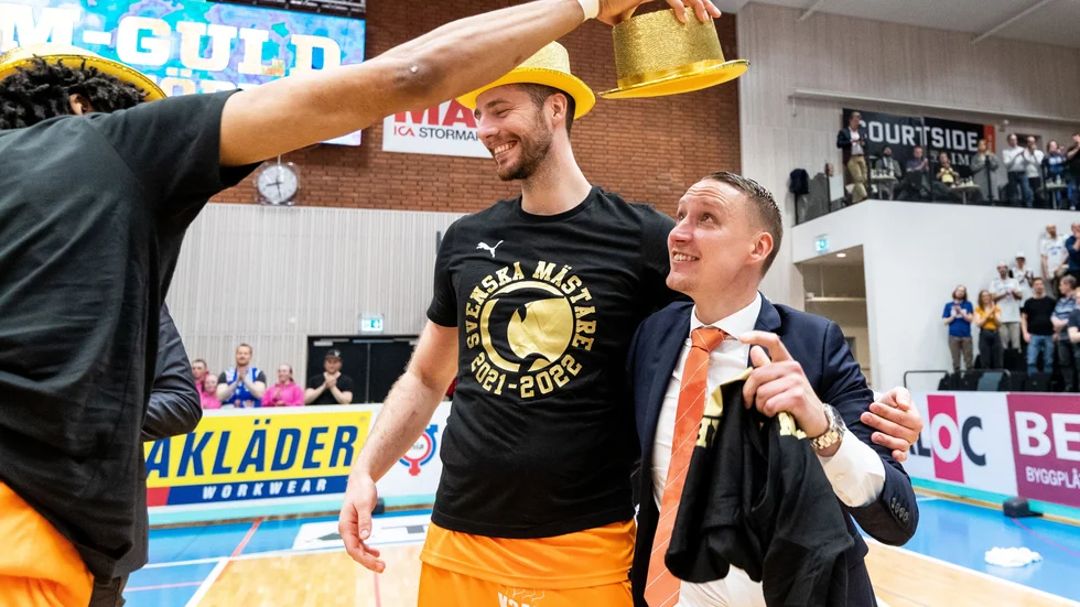 Guldhattar på! Mikko Riipinen och Adam Ramstedt firar sitt andra raka guld. 
