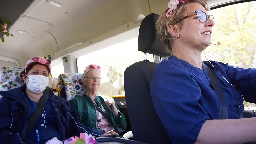 Utflykterna med Attendobussen blir sundvis till en guidad tur där alla resenärer involveras. Om de vill. 