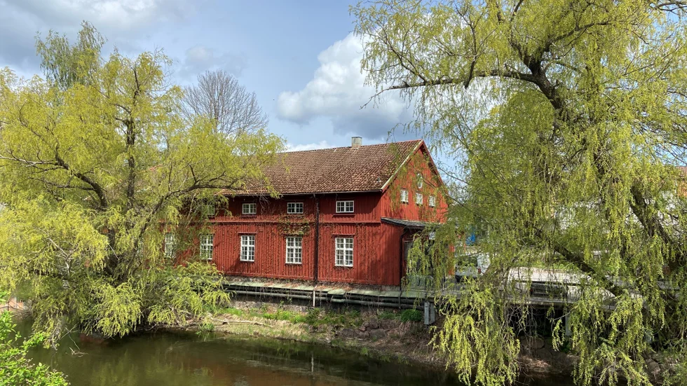 Färghuset vid Bryggeriet innehåller kreosot men det är inte hälsofarligt att vistas i byggnaden, enligt den tekniska förvaltaren på kommunfastigheter.