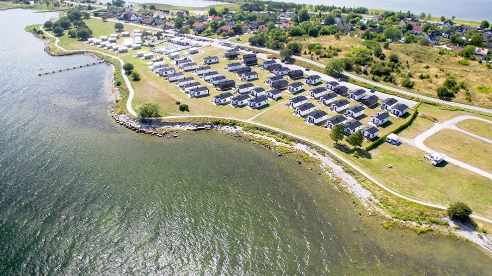2022 stängdes husvagnscampingen i Slite av flera orsaker. Nu  har ägaren till Slite strandby tänkt om. ”Fok saknar möjligheten att kunna stå där med husvagn”, säger Jonas Henning.