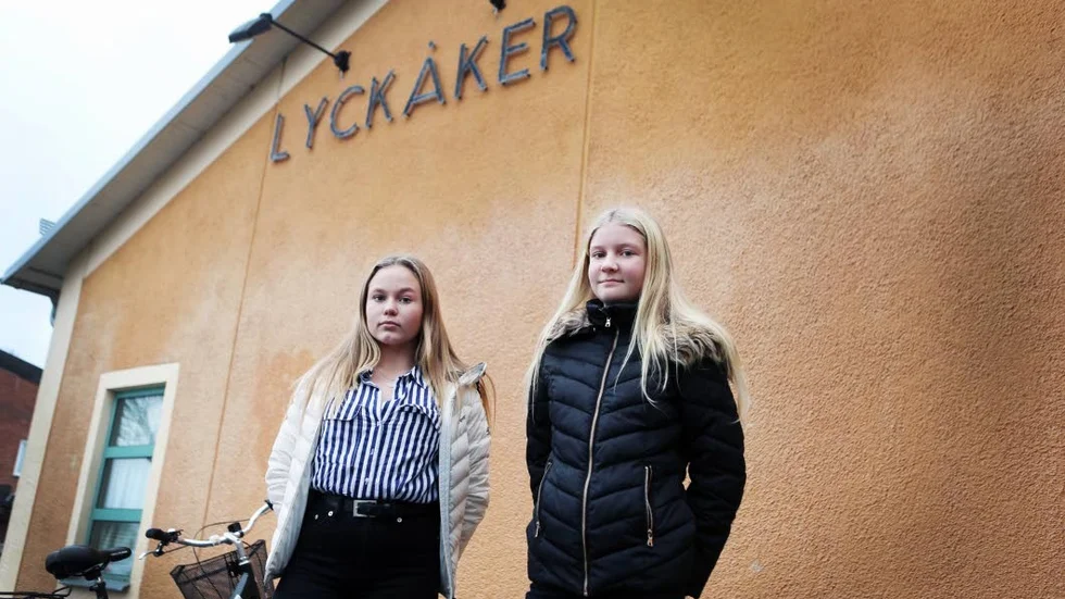 Ebba Larsson och Inez Lyander går i årskurs sex på Lyckåkerskolan. i tre år har klassen sparat för att kunna åka på skolresa, men nu får de nej från rektor och kan inte åka på skoltid.