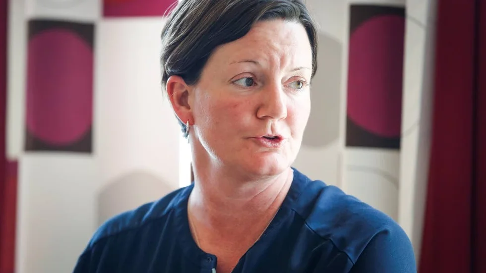 Isabel Enström (MP) menade att det inte är någon enkel resa att hantera regionens ekonomi, men att det är ovärdigt att kalla nämnderna för sorgebarn.