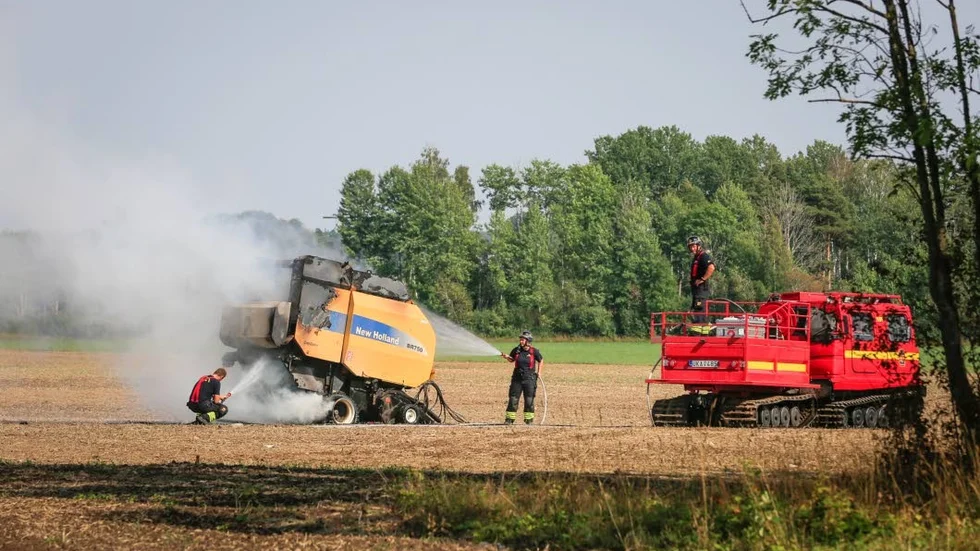Höbalspressen i Stenkumla började brinna. Samtidigt hyllas lantbrukarna.