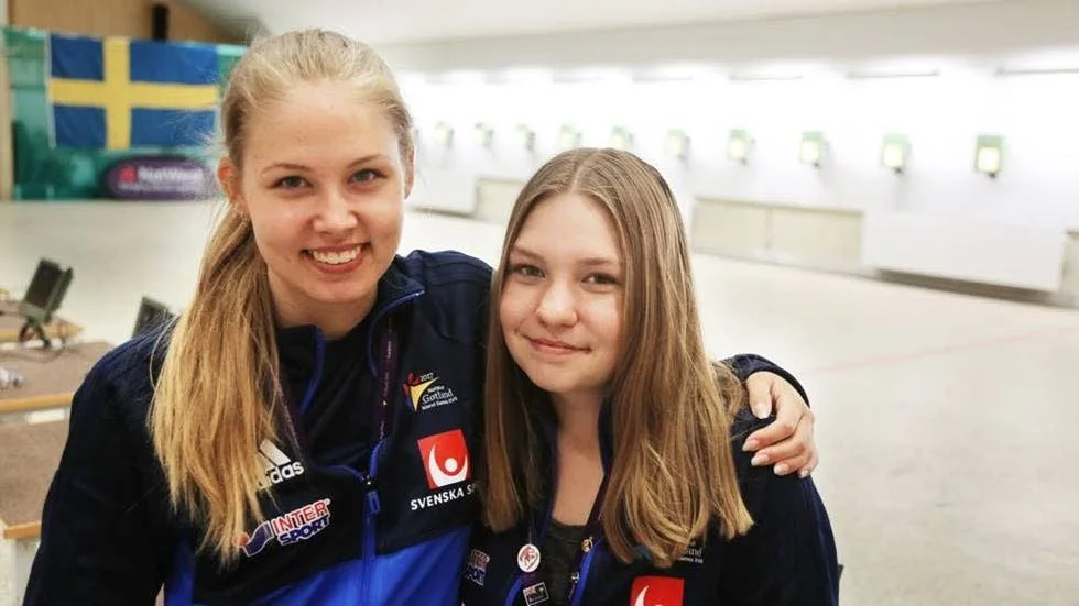 Skjutglada. Frida Eriksson och Amanda Glansholm, Stenkumla skyttegille.