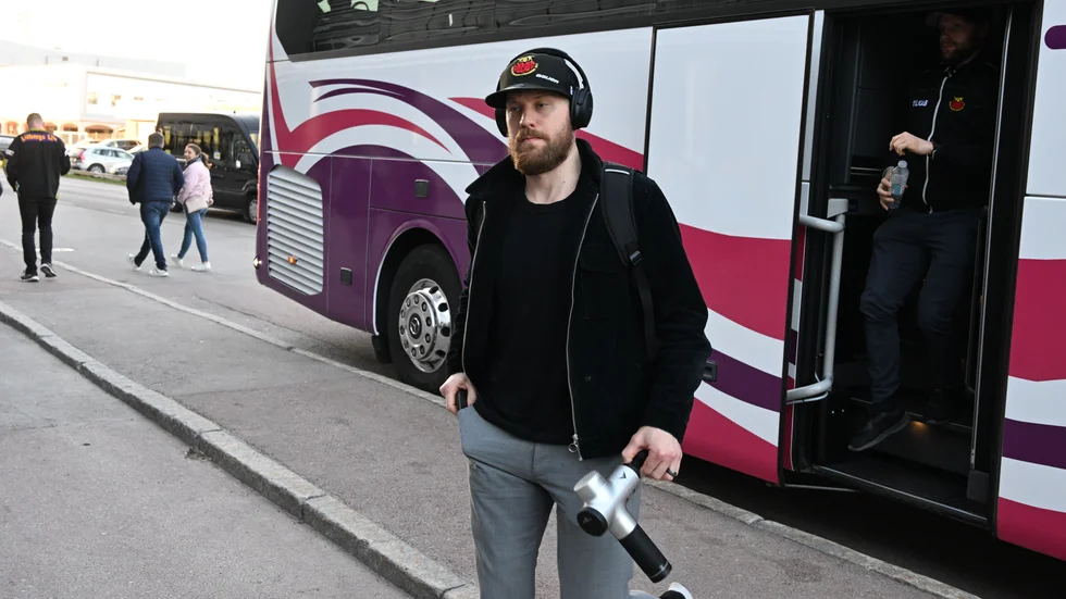 Linus Omark och resten av hans lagkamrater i Luleå blev kraftigt försenade till den fjärde SM-finalen mot Färjestad.