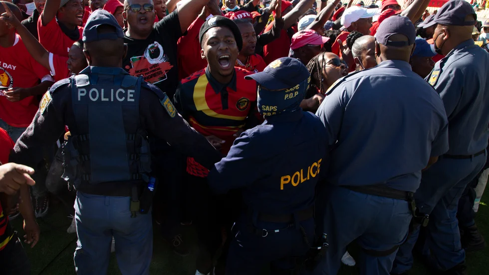 Protester mot Sydafrikas president Cyril Ramaphosa i Rustenburg.