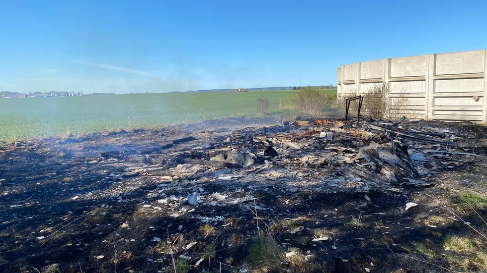 En ekonomibyggnad på en gård utanför Vadstena totalförstördes i en kraftig brand på tisdagsmorgonen