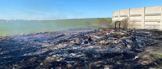 Byggnad på gård totalförstörd i kraftig brand – utreds av polisen