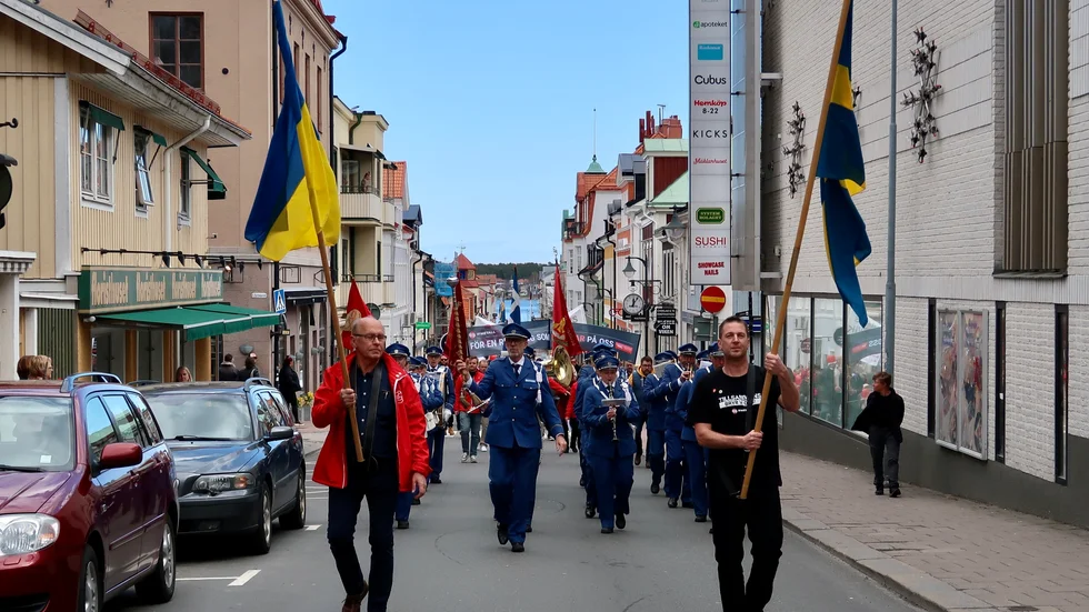 Här tågar Socialdemokraterna upp för Storgatan!