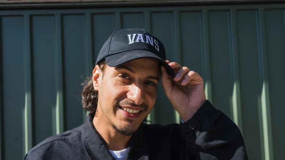 Artisten Jacco fotograferad i Gottsunda där han bor och växte upp. Nu är han aktuell för SVT-serien "IFS – Invandrare för svenskar". Han tror att programidén kan minska polariseringen och visa att det går att skämta med varandra över olika samhällsklasser.