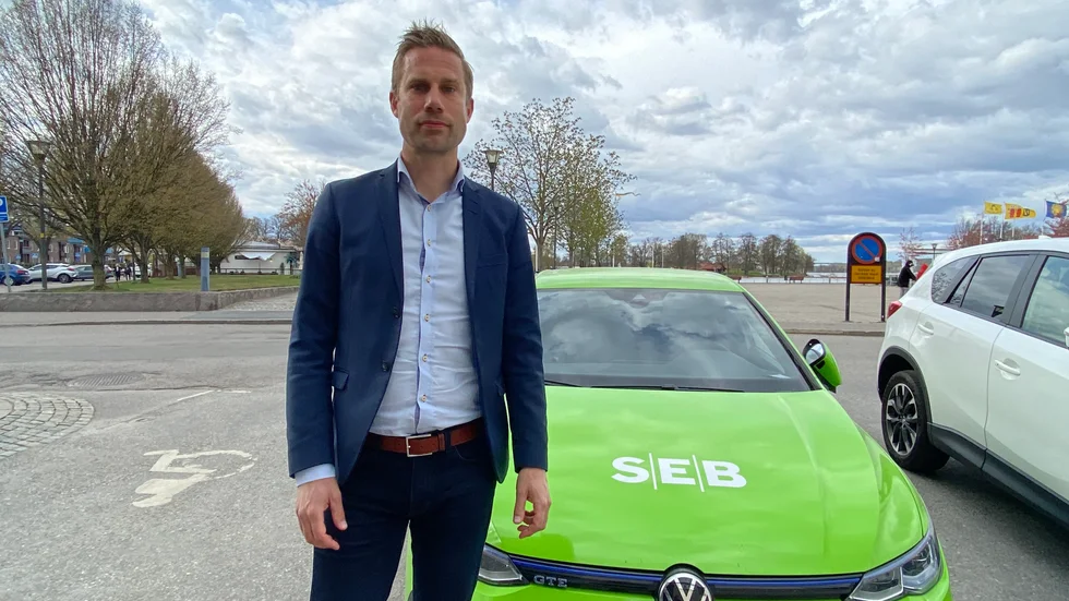 "Vi förstår att det kan upplevas som vi lägger ner, men vi skulle vilja säga att vi flyttar", säger Henrik Malmlöf, kontorschef på SEB i Strängnäs och Eskilstuna.