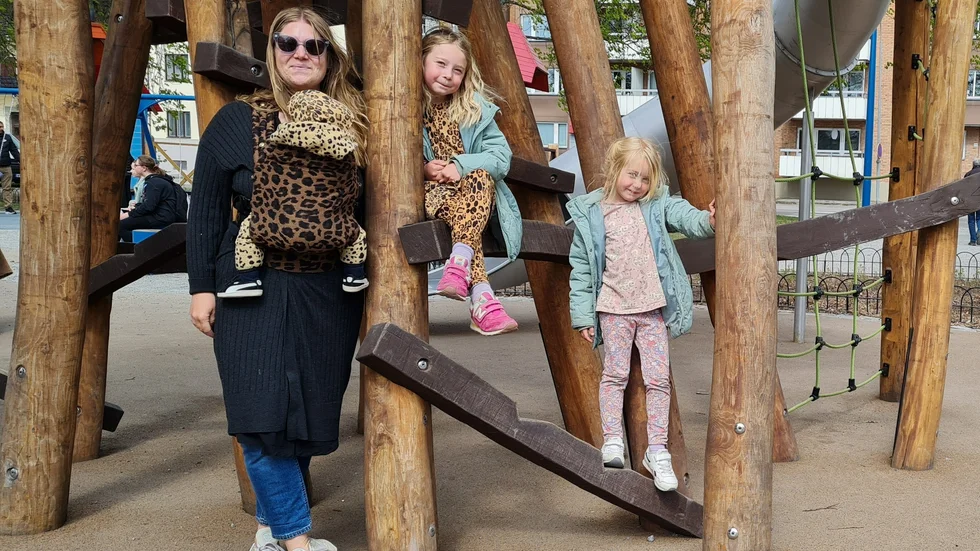 "Som mammaledig är det lättare att göra saker med barnen", säger Elin Nordstrand, 32 år, med sina tre barn i Stadsparken. På bilden ses Siv, 6 månader, i bärsele, Ines 7 år och Evy, 5 år. 