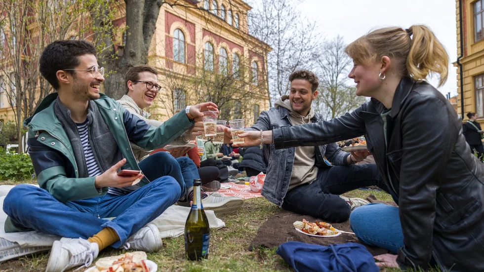 Noe, Finn, Christian och Maud skålar i champagne. Christian som bor på Nedre Fjellet har bjudit in sina vänner från Nederländerna till en klassisk frukost i trädgården. ”We look forward to celebrate valborg in Uppsala.”