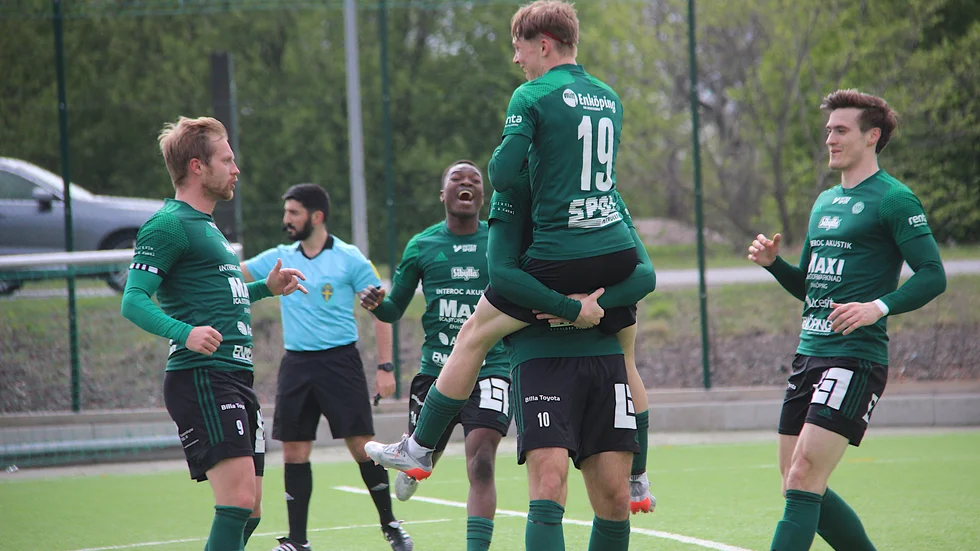 Simon Granlund gjorde mål senast mot Vaksala. Här firas han efter ledningsmålet mot GUSK några veckor tidigare. Kommer första fullträffen på hemmaplan innan serien vänder?