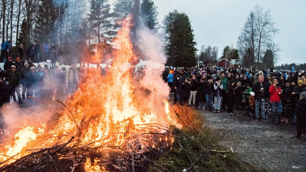 Luleåbor kan bland annat fira valborgsmässoafton på Hägnan. Detta är en bild på firandet 2022.