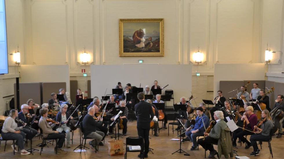 Normalt består Strängnäs orkesterförening av cirka 20 aktiva musiker men inför 100-årskonserten på söndag i Paulinska salen i Strängnäs har man lyckats få ihop över 40 musiker.
