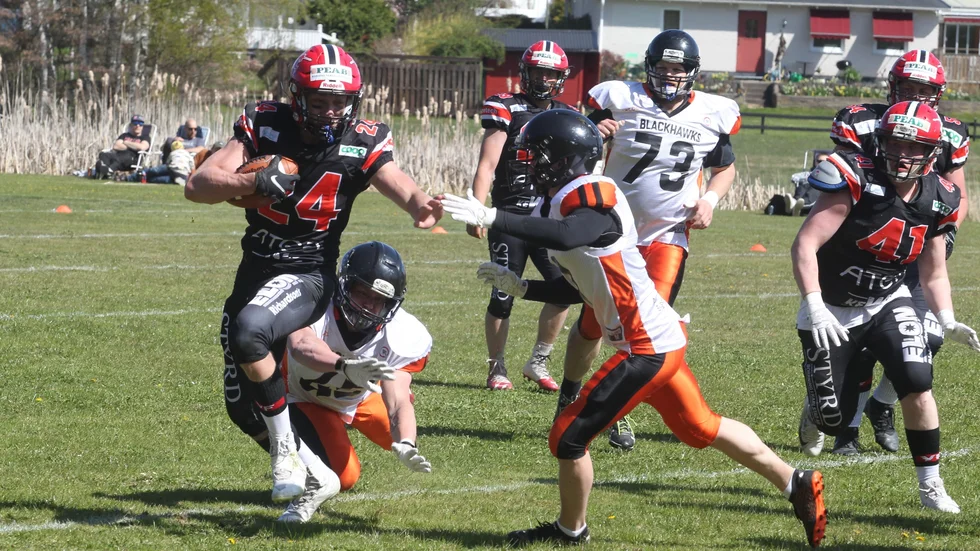 Motala blackhawks gör sitt bästa för att försvara när Carlstad crusaders U forsar fram. Det blev en svår hemmapremiär i Råssnäs, mästarklubbens utvecklingslag vann med 28-0. Men mycket folk kom och tittade, 250 personer.