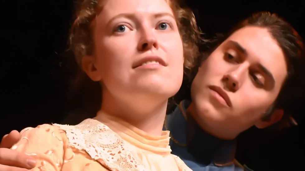 Ellinor Sundberg, som den äldsta dottern i familjen, och Andreas Garrido i komedin "En räddande ängel" på Kvartersteatern. 