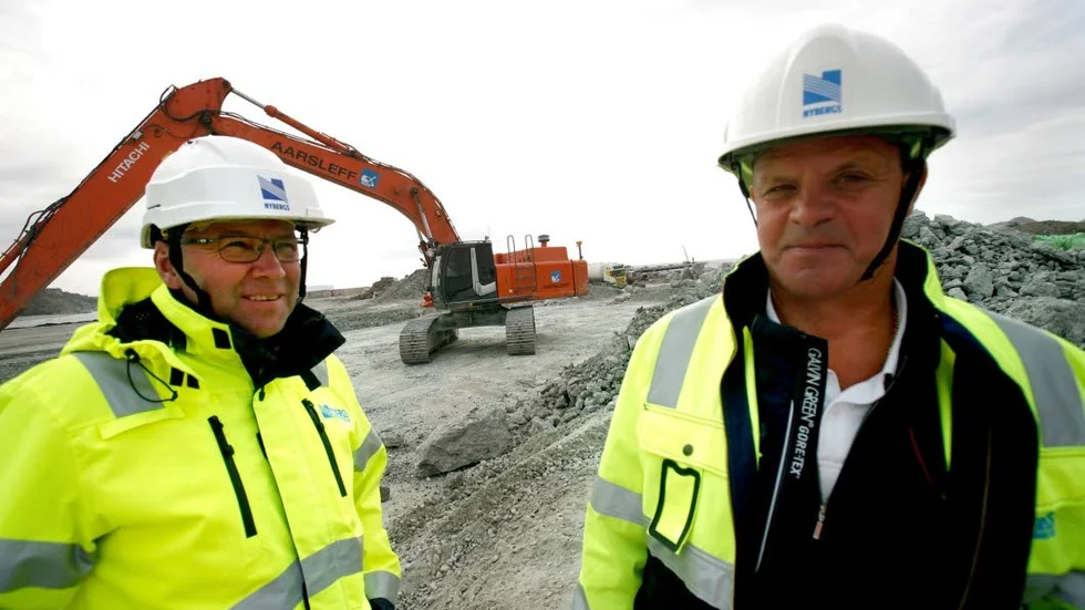 VATTENMÄN. Tomas Olsson, vd, och Mats Wiman Larsson, produktionschef, på Nybergs entreprenad. Bygget på bilden är dock inte anläggningen i Kvarnåkershamn utan kryssningskajen 
i Visby.