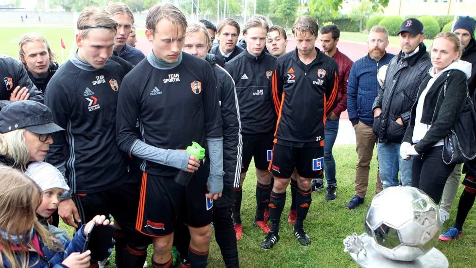Efter matchen gick FC Gutespelarna och Alex vänner och familj i gemensam trupp bort till minnesmonumentet.