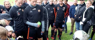 Här avtäcks Alex Backéus minnesmonument