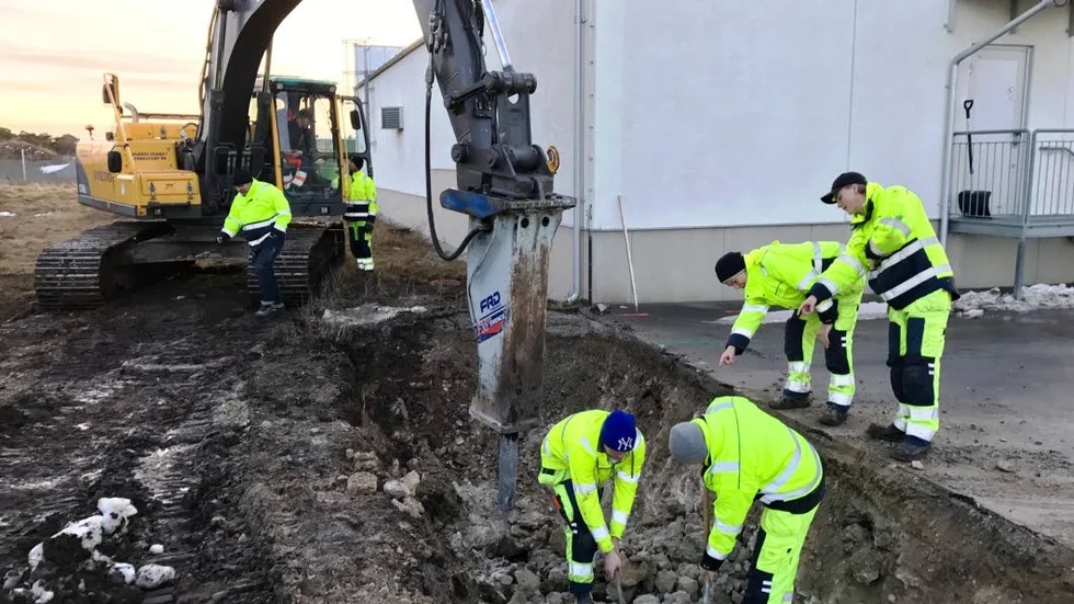 Eleverna sköter arbetet med glans. 270 meter rör ska läggas ungefär 1,5 meter ner.  Arbetet tar ungefär en månad.