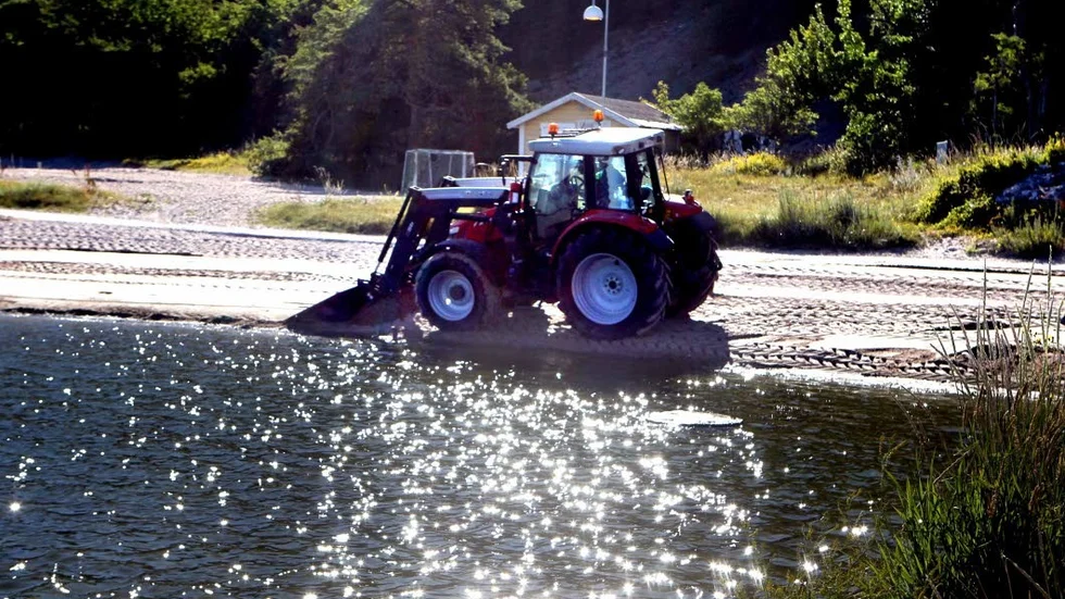 Innan stranden är full. Ulf Sandberg berättar att han inte är den enda som befinner sig tidigt på stranden. Ibland ser han lite äldre personer som kommer ner vid halv sex på morgonen och doppar sig.