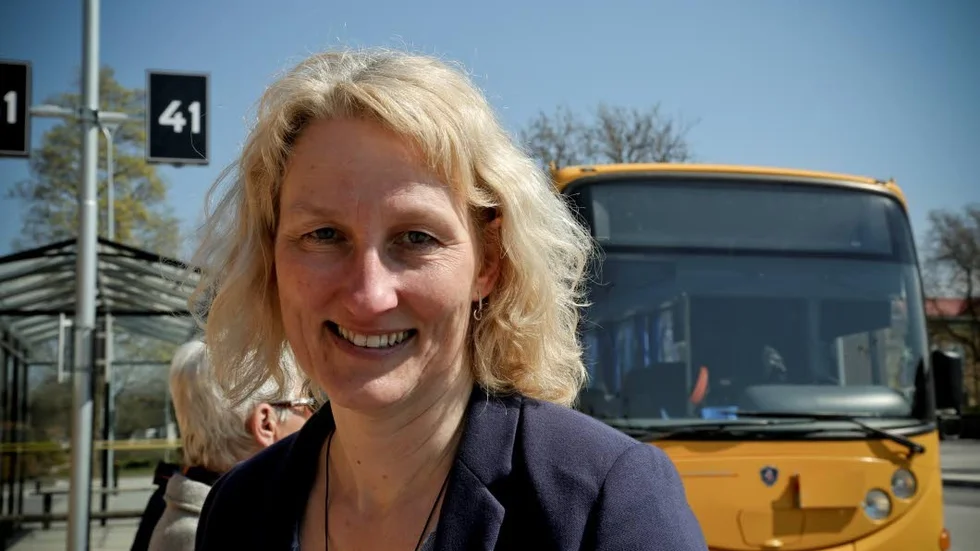 Kollektivtrafikchef.
Anita Carlsson anser att det blir för lång väntan om Nynäsfärjans resenärer ska invänta Oskarshamnfärjan innan bussarna kan avgå.