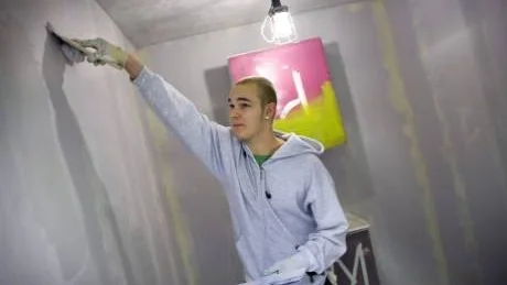 Var finns satsningarna på komvux, högskola och KY-utbildningar, som kan ge de unga jobb. Ungdomsarbetslösheten är skyhög och statsminister Reinfeldt gör inget.