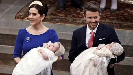 Det fick bli Vincent och Josephine. Kronprins Fredrik och prinsessan Mary med tvillingarna.Foto: Joachim Adrian/scanpix