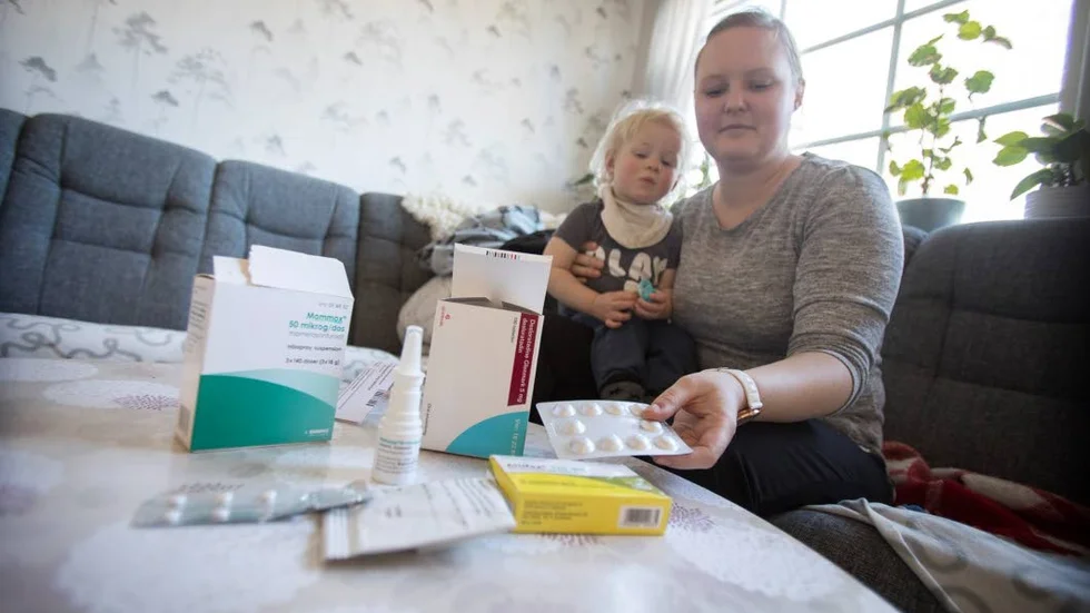 Alexandra Enderberg medicinerar sig ända fram till september, oktober. Här sitter hon tillsammans med sonen Lukas.