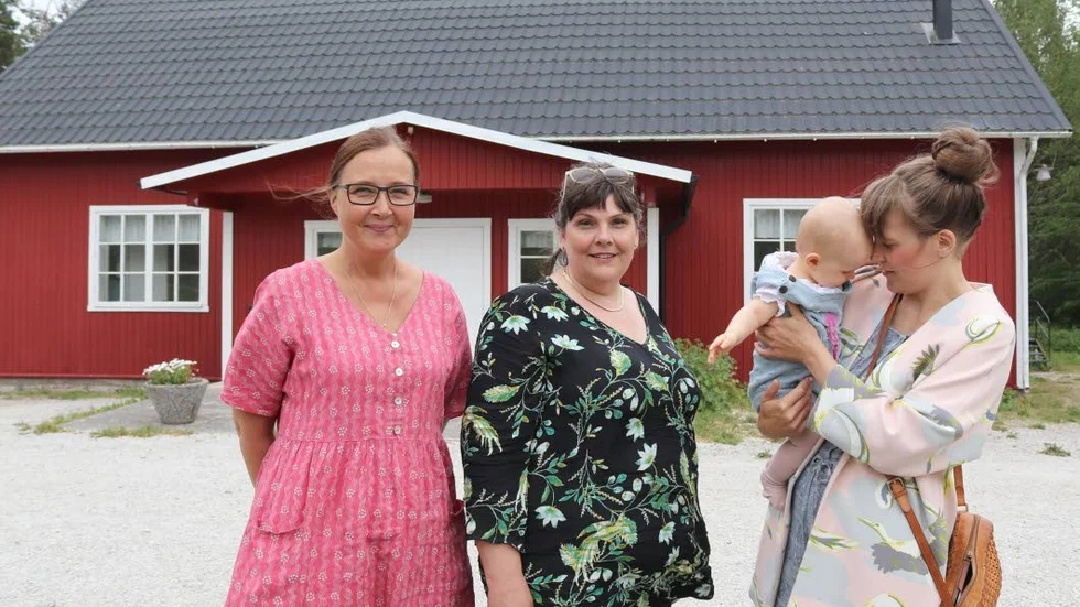 Marleen Kolmodin, Marie Engström och Therese Vikman ingår i den nya styrelsen. Therese hoppas att dottern Tyra ska kunna ha barnkalas i lokalen i farmtiden.