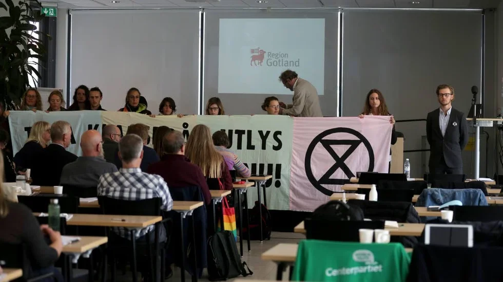 Grupperingen framför presidiet i regionfullmäktige.