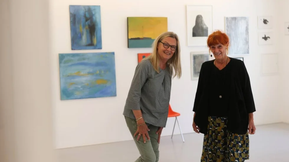 Ingela Penje och Birgitta Lindahl har hängt tavlorna på utställningen och med en lättsam stämning visar de runt bland de många konstverken. "Alla verk fungerar så bra tillsammans", säger Birgitta Lindahl.