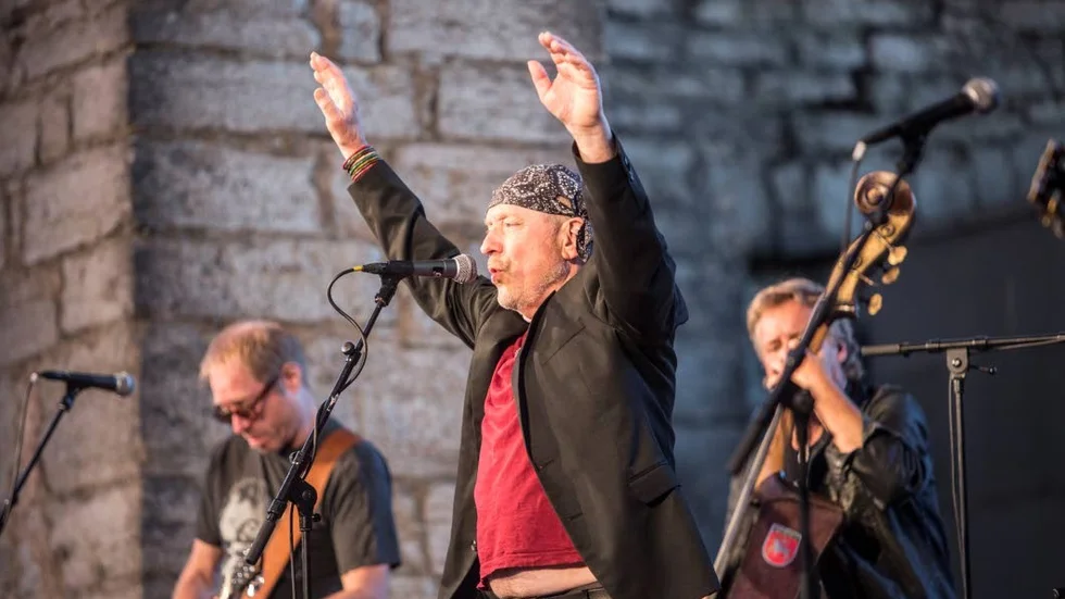 Pugh Rogefeldt under sin sista konsert på Gotland, i St Nicolai-ruinen sommaren 2019.