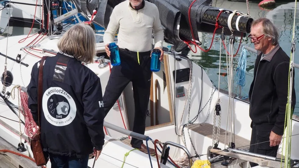 Cecilia Herzog (vänster) vice ordförande för Wisby Segelsällskap tillsammans med den gotländska besättningen Anders Bergmark (mitten) och Rolf Erixon (höger).