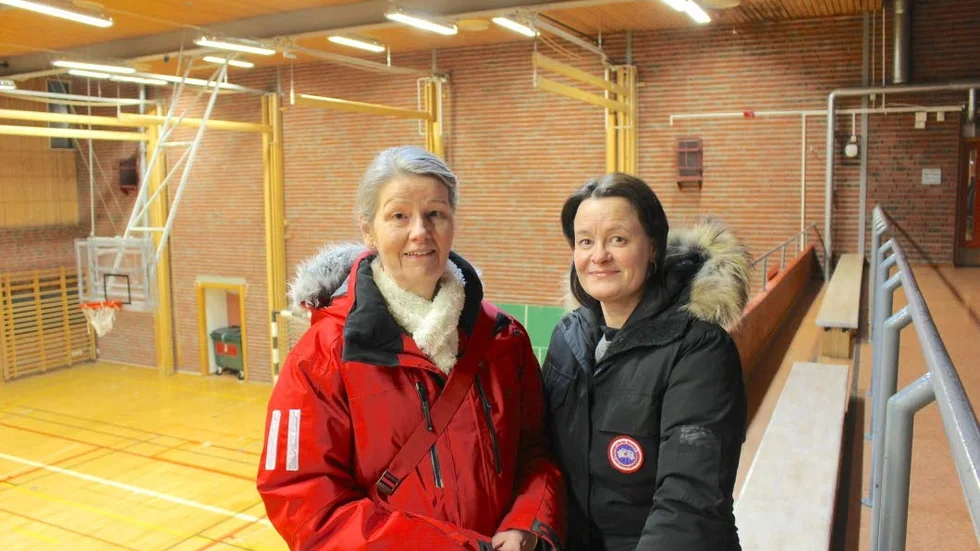 Jätterenovering. Jokkmokks kommunchef Annika Almqvist, till vänster, tillsammans med JSK:s fotbollsordförande Anna Lundström i sporthallen som nu ska renoveras.