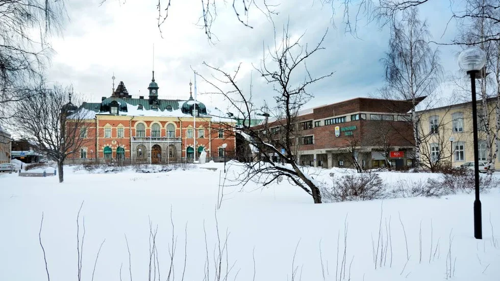 Många kvadrat. Prisena på bostäder ligger relativt lågt i Haparanda. Enligt bostadssajten Booli räcker en miljon till ett boende på 154 kvadratmeter i gränsstaden.