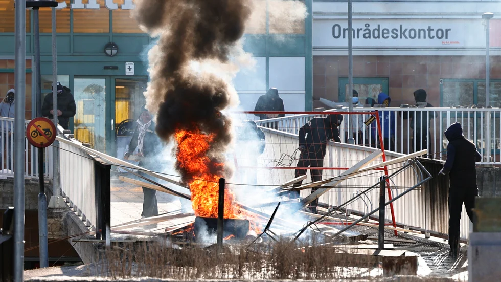 Bildäck och annat brann vid Navestad centrum under påsken.