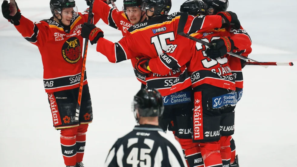 Olli Nikkupetteri har precis styrt in 2-0 för Luleå Hockey.