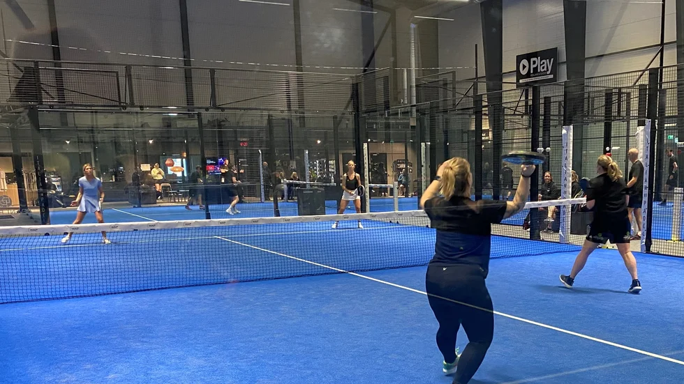 En bild från en tidigare turnering hos We are padel i Motala. WAP:s styrelseordförande och grundare Pontus Gustafsson uttalar sig nu för Sporten om företagets kris: "Vi vill inte sänka priset", säger han.