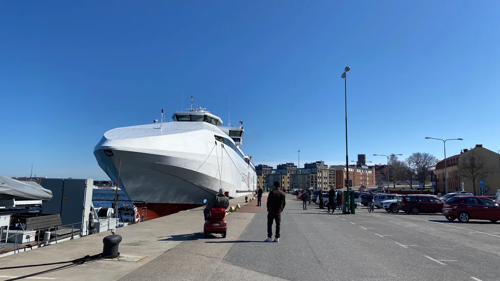 Här vid Skeppsbrokajen i Västervik ska Gotlandia I ligga hela sommaren. I bostadsrättsföreningen intill är man upprörda, och en tjänsteman i kommunen har JO-anmälts.